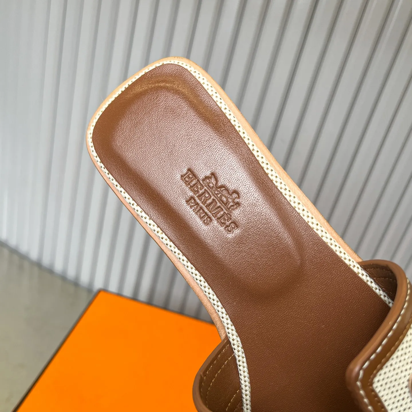 👟👟Ex-factory price 480👟👟 New style in early spring, splicing technology, new revision (Hermès), upgraded packaging, upgraded version and workmanship materials. Hermes®🔴The highest version of handmade shoes on the market ✨✨ Top product Hermès slippers🐎 —————————— The new model in early spring is the same as the original version, handmade by masters! ❥High-end customization, exclusive products, the highest version in the industry⚠❥Using: Hermers upper: Italian imported cowhide + original custom-grade Australian sheepskin feet + genuine leather outsole (pursuing top walking comfort) ✨~~〰〰〰〰❥ Packaging: ✔🚦Pay attention to the packaging➰Top-level exclusive box 〰The original top quality is on sale━━━━Hermes━━━━━ size: 35-40 (34.41.42 custom-made, non-refundable)